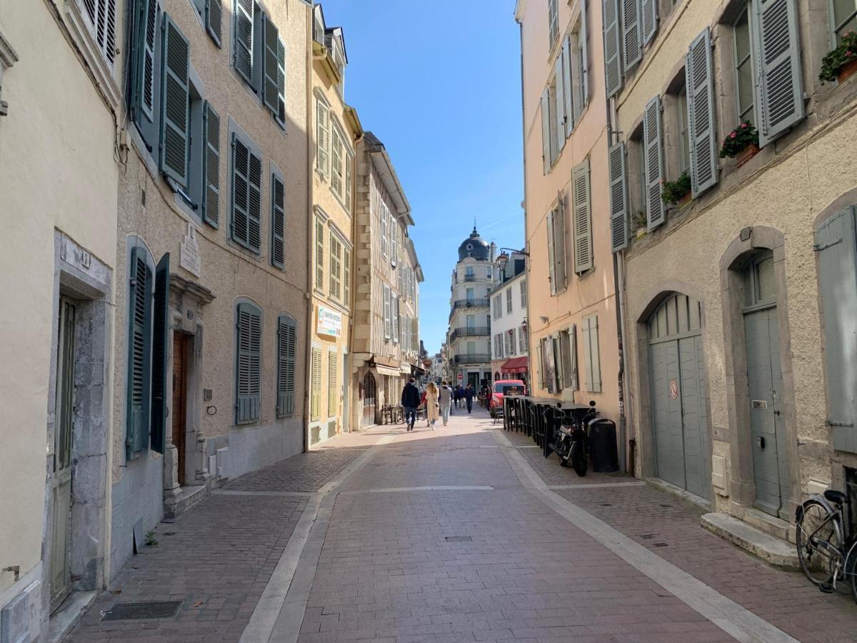 Vue Magique Sur Le Chateau Dans Un Quartier Populaire Pau Exterior photo
